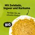 Illustration mit Easy Goreng Gewürz lose und dem Schriftzug: "Mit Zwiebeln, Ingwer und Kurkuma - perfekt für die schnelle Küche" auf hellgrünem Hintergrund.